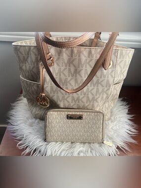 Michael Kors Large Jet Set Tote + Matching Wallet | Vanilla MK Logo-Gold Accents